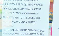 'Nel mio market sconto per chi non &egrave; considerato italiano'. E  a Milano lo copiano