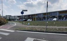 Immondizia che vola ovunque dopo il mercato di via Traversetolo