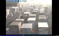 Schianto tra tre automezzi: un morto e due feriti in A1. 11 km di coda