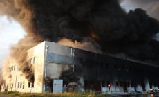 Maxi incendio in un magazzino a Faenza, tonnellate di materiali in fiamme