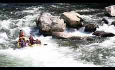Muore nel fiume facendo rafting in Valsesia: era rimasto incastrato sotto l'acqua