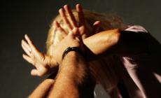 Picchia la fidanzata incinta e la lascia in hotel, denunciato