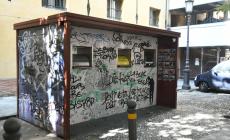 Piazzale Paer, così è ridotta la casetta per la differenziata