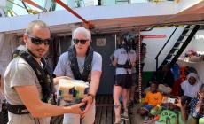 Richard Gere sale sulla Open Arms: viveri all'equipaggio