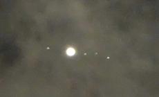 Giove e i suoi satelliti brillano nel cielo - Una foto spettacolare