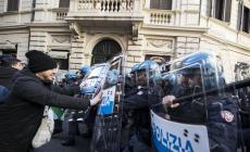 Taxisti in piazza: tensione davanti alla sede del Pd, strade chiuse 
