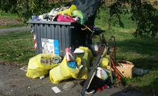 Cassonetti stracolmi al cimitero di Arola 