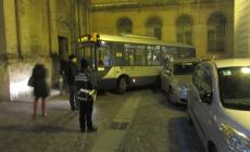 Parcheggio "selvaggio": e il bus rimane bloccato