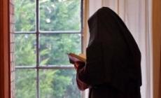 Raccoglie fondi per la promozione della Madre superiora ma è una truffa: denunciato