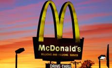 Otto anni: impara a guidare su YouTube per andare da McDonald's