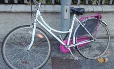 'Da un mese questa bici legata a un palo in via Naviglio Alto. Di chi è?'