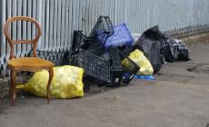 Ancora rifiuti abbandonati: sacchi in terra in via Marchesi