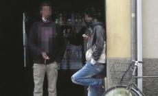 La rivolta dei residenti contro l'openshop di via Bixio: «Va chiuso»
