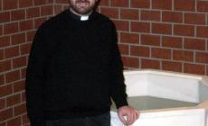 Il prete arrestato per molestie  fa scena muta di fronte al gip