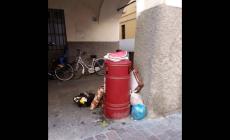 Rifiuti (con natura morta) in borgo delle Colonne 