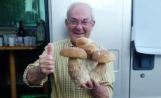 Gianni e il bottino da record: tre maxi-porcini 'siamesi'