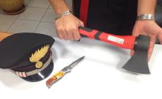 Si appostano in strada con ascia e coltello per un regolamento di conti: denunciati due russi