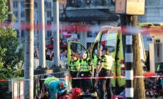 Auto contro pedoni davanti alla stazione di Amsterdam: 8 feriti