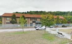 Svuota il conto del figlio degli anziani che assiste:  denunciata