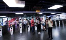 Incastrata fra porte e trascinata da metro, grave una donna 