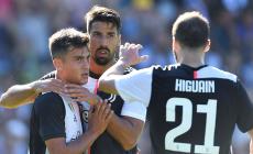 Juventus, Dybala incanta i tifosi a Villar Perosa con una doppietta
