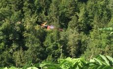Precipita col parapendio e resta incastrato tra gli alberi a Cozzano Pineta