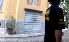 Forza il cancello, beccato dalle telecamere