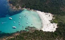 Prende a fucilate i  nudisti: italiana ferita