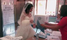La sposa non vuole mancare al seggio: va a votare in abito bianco