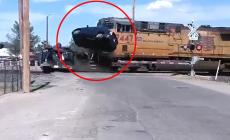  El Paso, il treno si schianta contro una bisarca: l'impatto è impressionante - Video