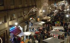I genitori fanno shopping, il figlio di due anni esce di casa da solo  