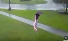 Uomo colpito da un fulmine in 'slow motion' - Video
