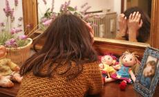 Abusava della figlia 13enne davanti alla madre