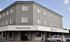 Lei vuole troncare la relazione, lui le spara nella stanza di un albergo