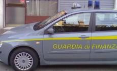 Sedicenne si  getta nel vuoto durante una perquisizione 