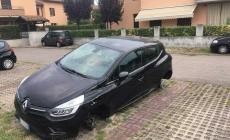 Cadè, va a prendere l'auto e al posto delle gomme trova i mattoni - Foto