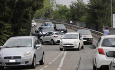 Malore in auto sul cavalcavia di via Mantova: sfiorato incidente