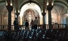 I turisti francesi che intonano un canto nella cripta del Duomo - Video