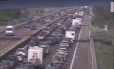 Incidente tra quattro auto in A1 al bivio con l'A15: 8 km di coda. Le uscite consigliate