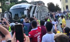 Vincono i fischi: il pullman della Juve arriva al Tardini - Video