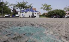 Il raid dei vandali: una ventina di auto danneggiate nel parcheggio del cinema