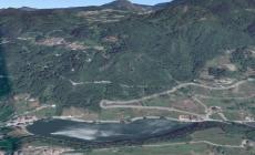 Sbaglia manovra e finisce con l'auto in un lago, due morti