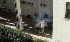 Grigliata al cimitero di Melilli, la foto fa il giro del web
