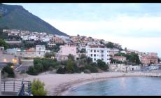Letto bordo strada per notte vista mare