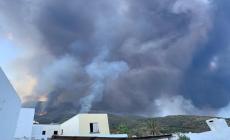 Forte esplosione: una nuova eruzione a Stromboli, i turisti si rifugiano in chiesa - Video