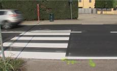 Auto pirata travolge due operai che stavano facendo le strisce pedonali - Video