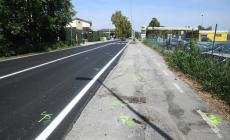 Travolti da auto mentre rifacevano le strisce: gravi due operai. Caccia ad un'Audi nera