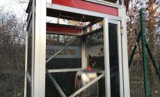 Vandali in zona ospedale: fanno esplodere due cabine telefoniche 
