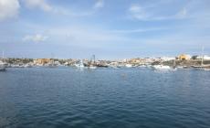 Barca di  turisti affonda a Lampedusa: tutti salvi