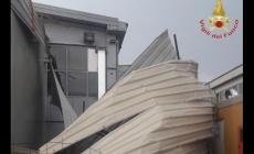 Vento forte, scoperchiato il tetto di due supermercati